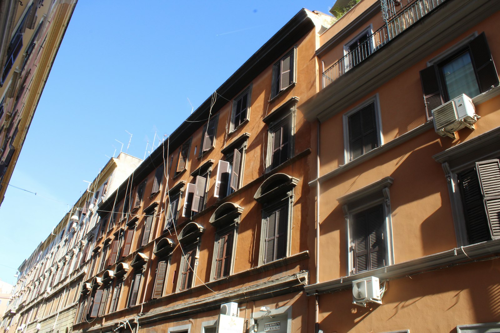 Facciata di un palazzo romano con le persiane in legno